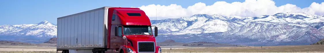 公路开放的大卡车 