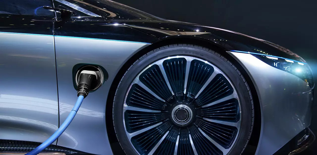 充電中の高級電気自動車