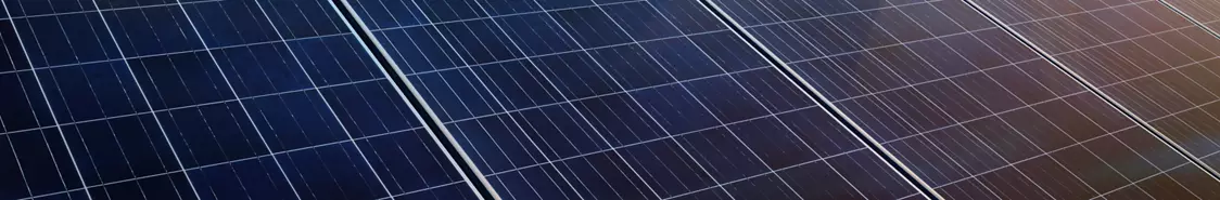 屋顶太阳能面板上的日光