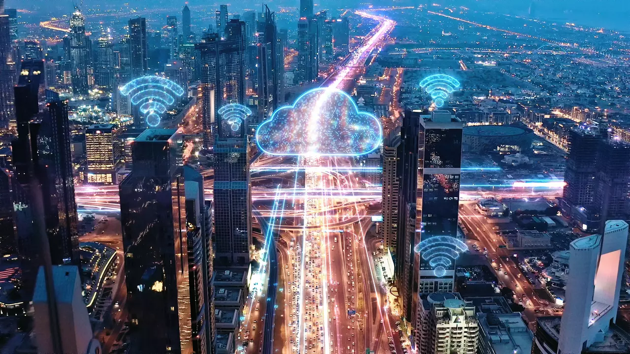 5G 网络全息图，夜间覆盖城市天际线